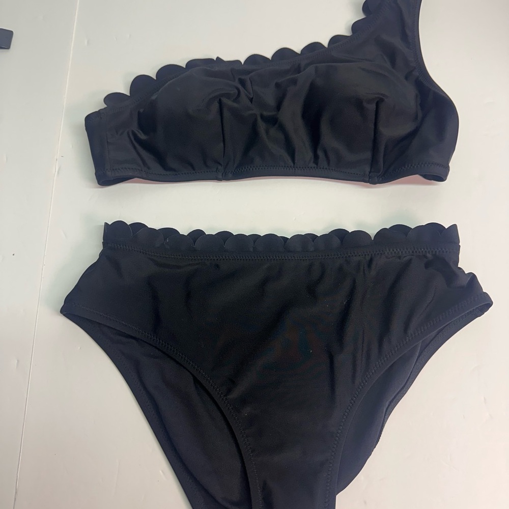 Cupshe Black Scalloped Bikini Top medium bottoms small